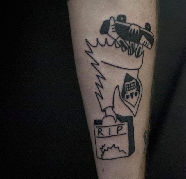 手臂上黑色简易诡异画风纹身图案来自杰克·沃茨