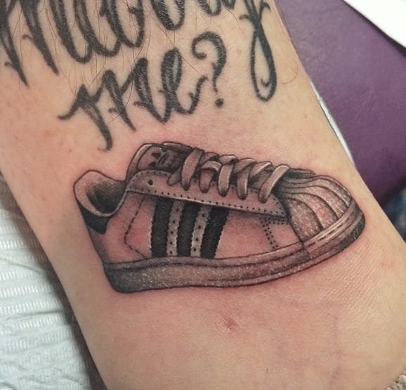 腿部帅气运动鞋纹身图案来自丹史密斯