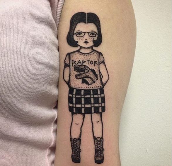 小腿和背部古怪的虚构人物肖像纹身图案来自冬青埃利斯