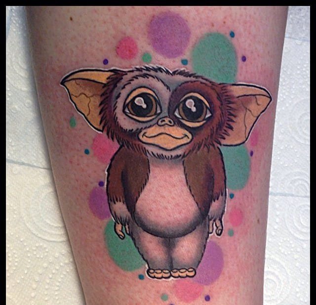 小腿和背部古怪的虚构人物肖像纹身图案来自冬青埃利斯