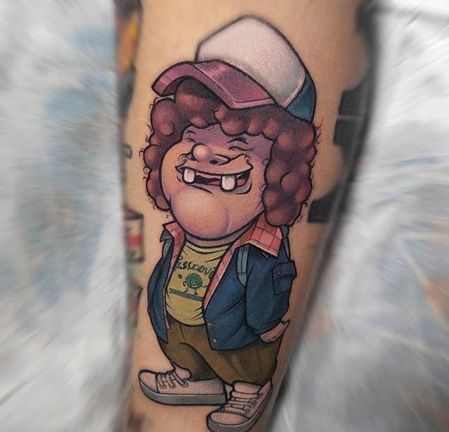 小腿和背部古怪的虚构人物肖像纹身图案来自冬青埃利斯