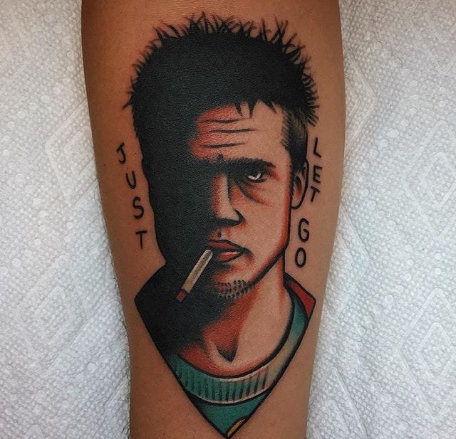 小腿和背部古怪的虚构人物肖像纹身图案来自冬青埃利斯