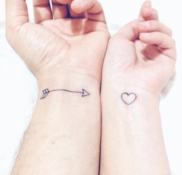 情侣手指关节上简单的匹配的纹身图案