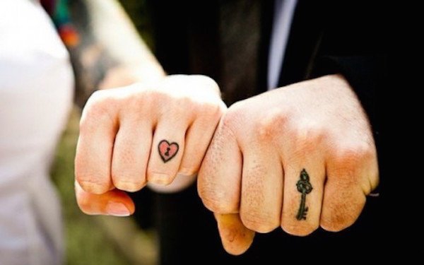 情侣手指关节上简单的匹配的纹身图案