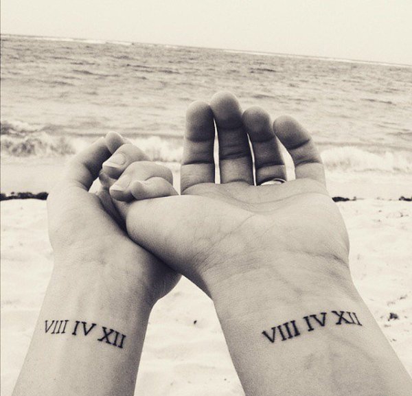 情侣手指关节上简单的匹配的纹身图案