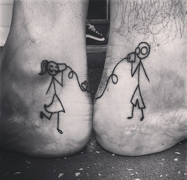 情侣手指关节上简单的匹配的纹身图案