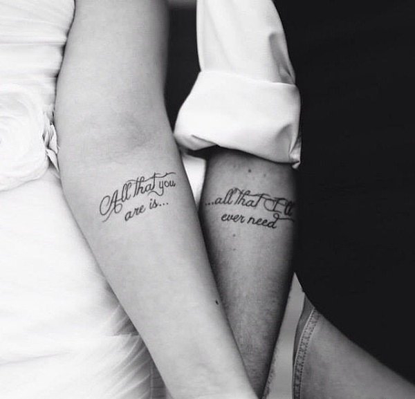 情侣手指关节上简单的匹配的纹身图案