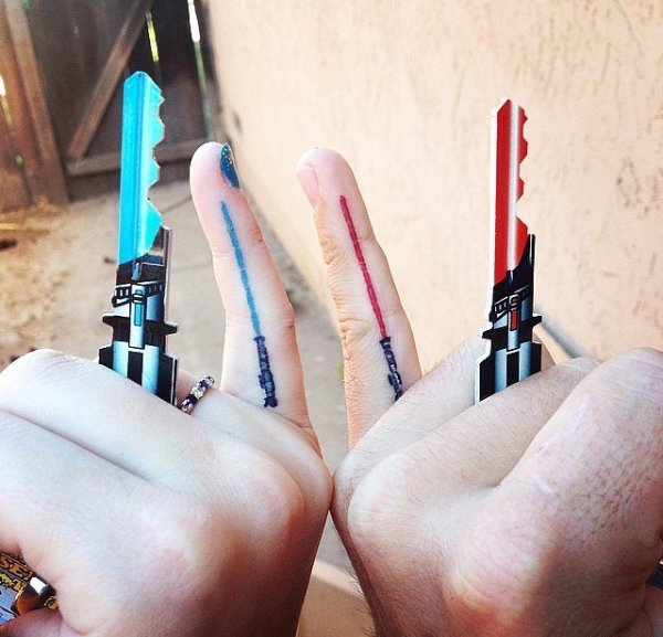 情侣手指关节上简单的匹配的纹身图案