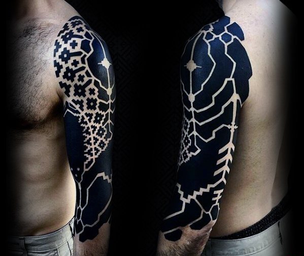 手臂大面积霸气黑色纹身图案