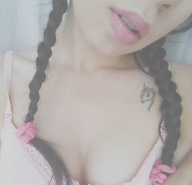 手部适合女性唯美清新的独角兽纹身图案