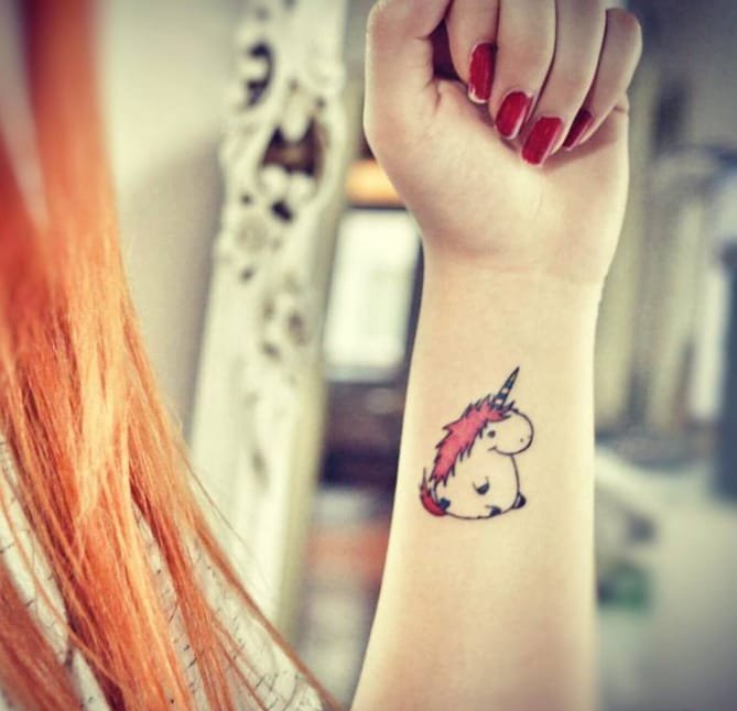 手部适合女性唯美清新的独角兽纹身图案
