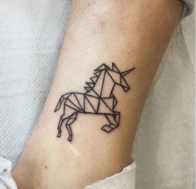 手部适合女性唯美清新的独角兽纹身图案