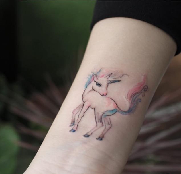 手部适合女性唯美清新的独角兽纹身图案