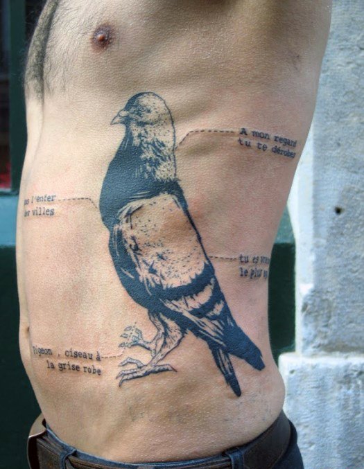 男子侧肋上带解说的鸽子纹身图案