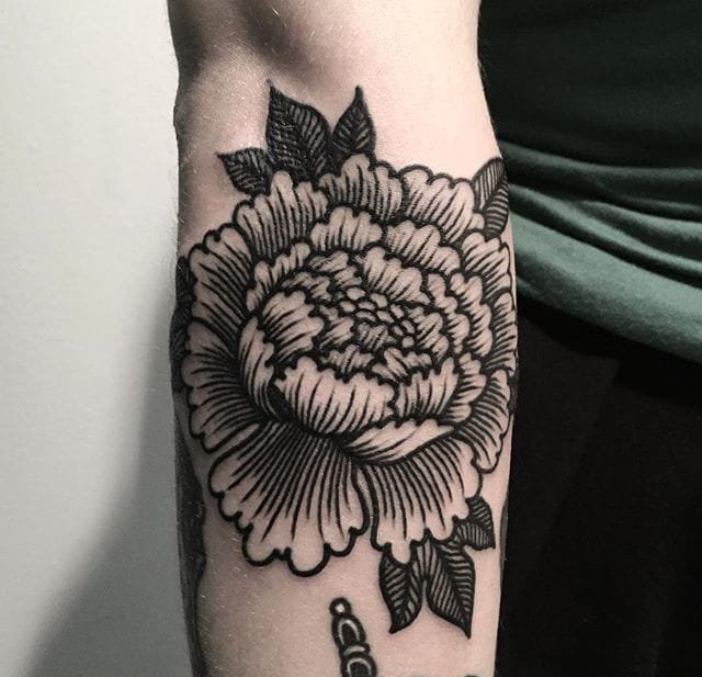 漂亮的黑色花卉纹身图案
