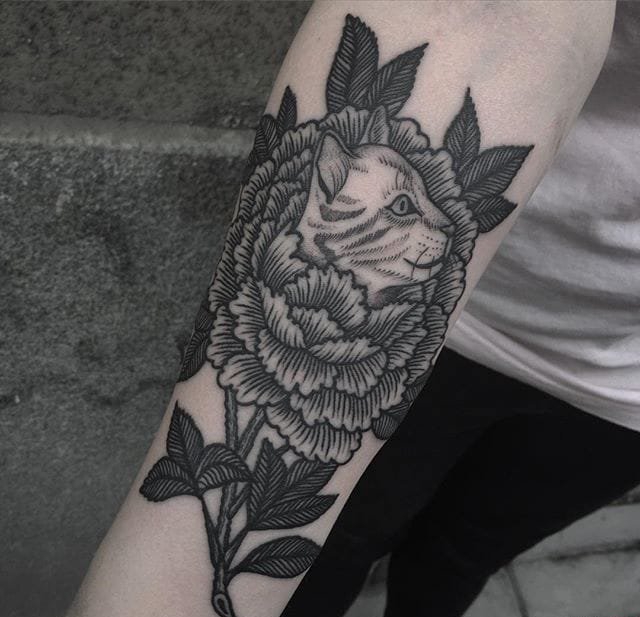 漂亮的黑色花卉纹身图案