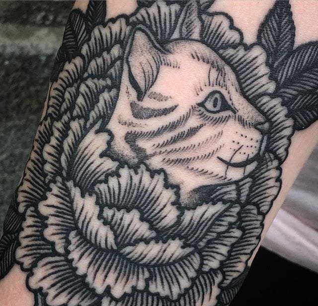 漂亮的黑色花卉纹身图案