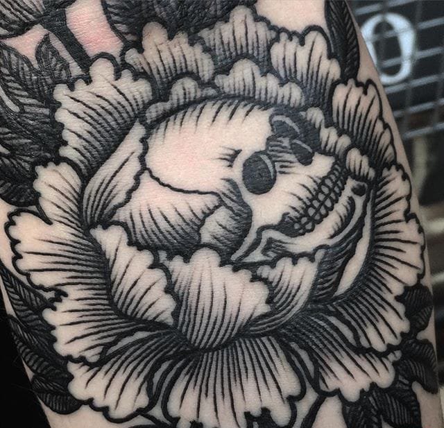 漂亮的黑色花卉纹身图案