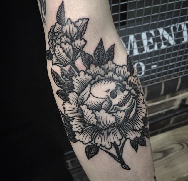 漂亮的黑色花卉纹身图案