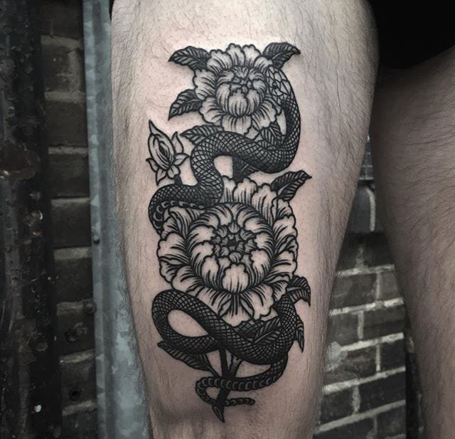 漂亮的黑色花卉纹身图案