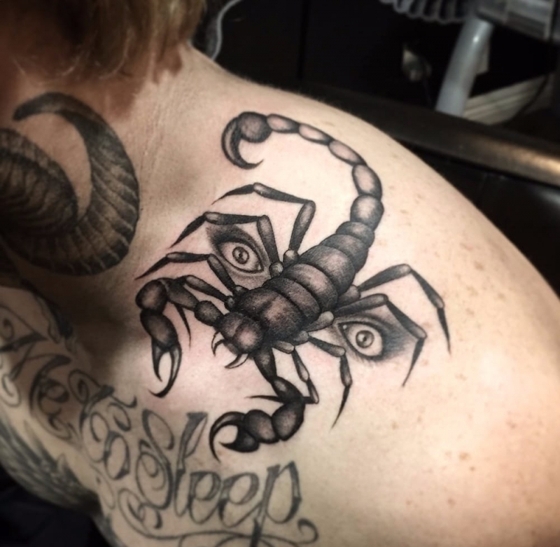 让人感觉神秘的黑色风格动物和人物肖像纹身图案