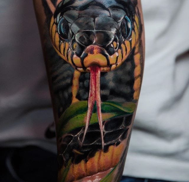 让人毛骨悚然的现实风格蛇纹身图案