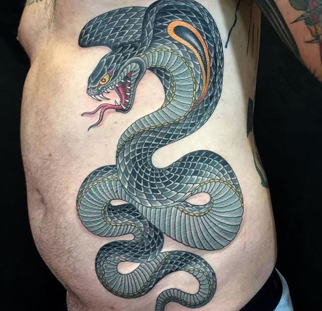 让人毛骨悚然的现实风格蛇纹身图案