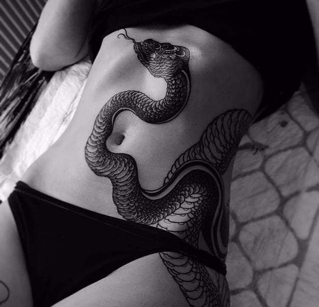 让人毛骨悚然的现实风格蛇纹身图案
