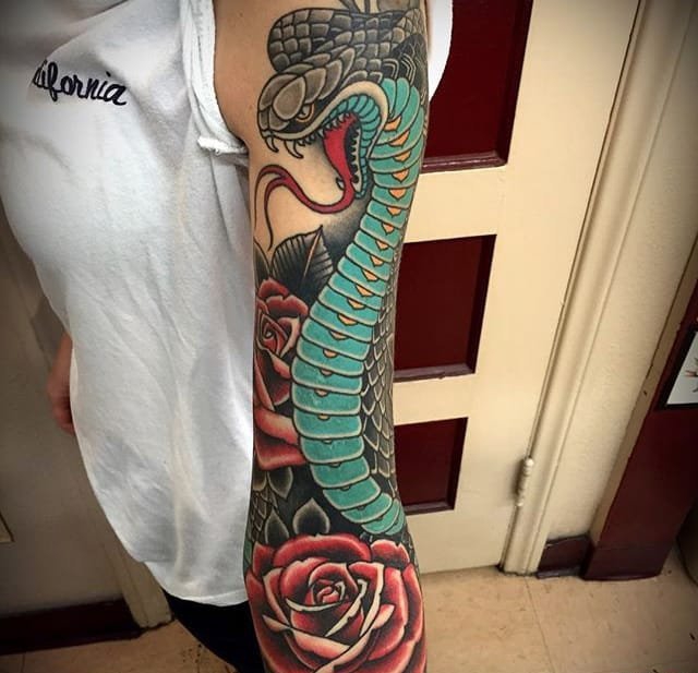 让人毛骨悚然的现实风格蛇纹身图案