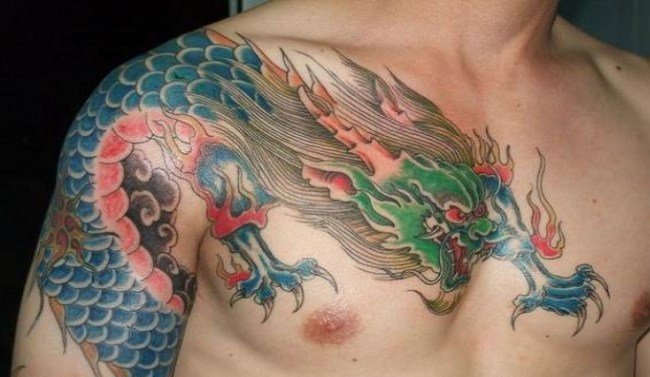 男子右手臂上蓝色过肩龙纹身图案