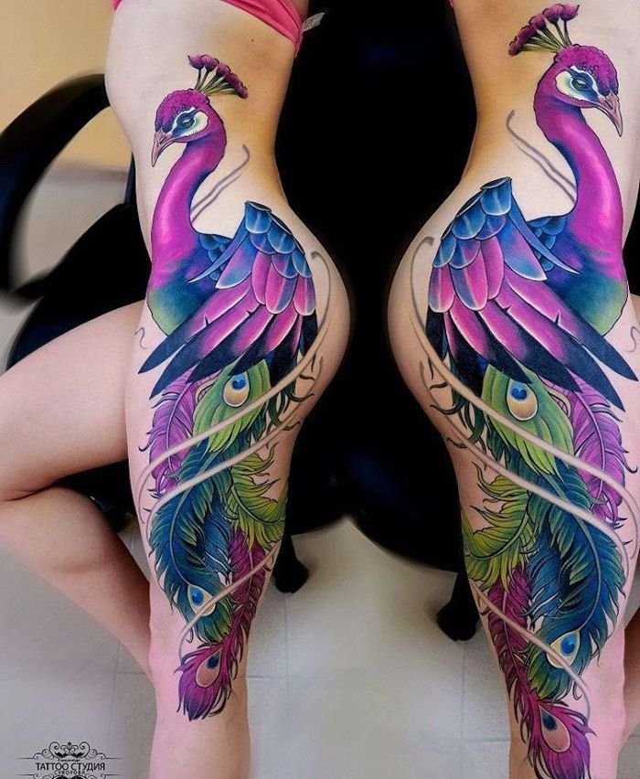 女子侧身超级漂亮的彩色孔雀纹身图案