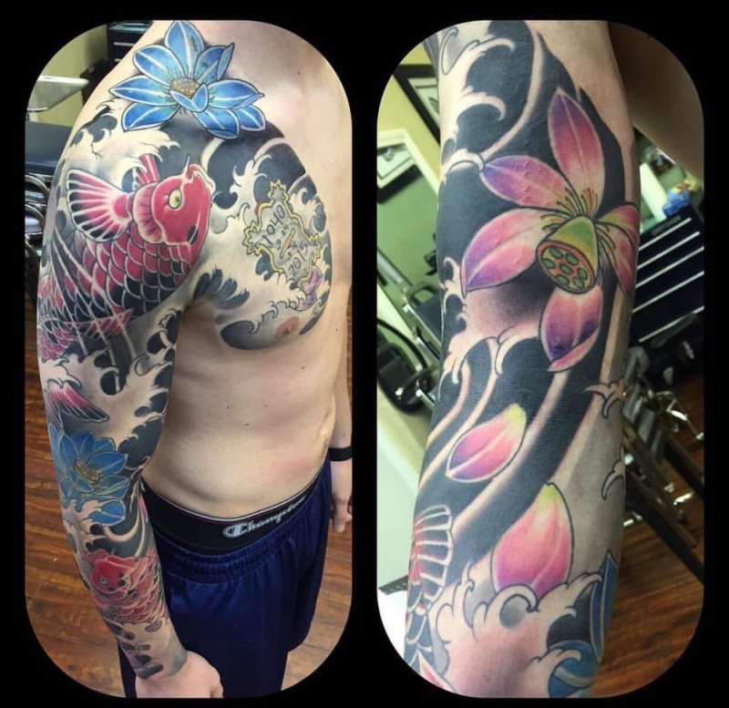 男子右手半甲莲花鲤鱼纹身图案