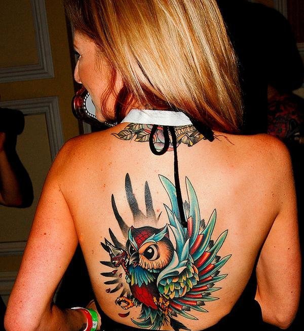 女子背上漂亮的受箭伤的彩色猫头鹰纹身图案
