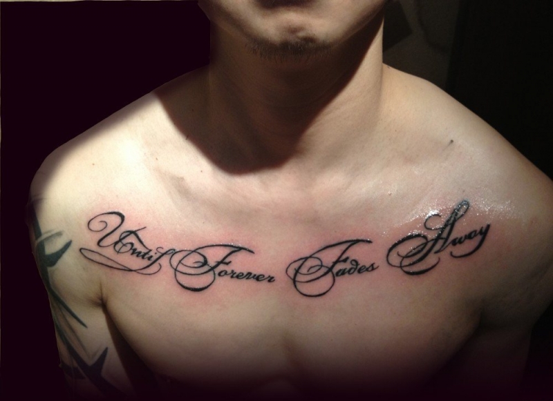 男性满胸霸气的刻字风格纹身图案