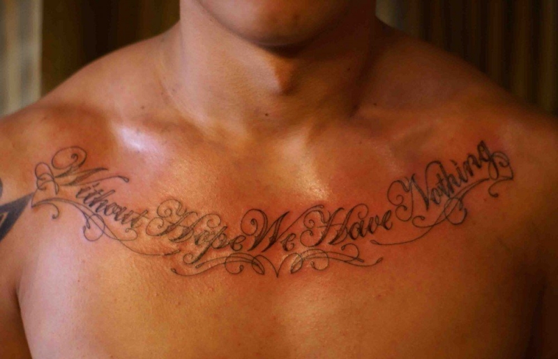 男性满胸霸气的刻字风格纹身图案