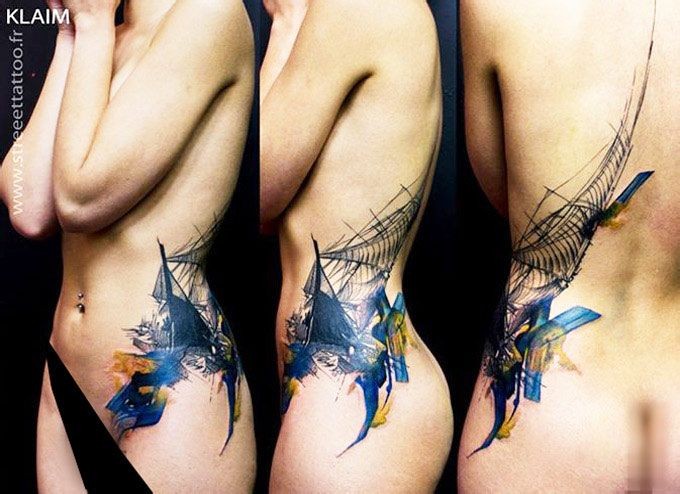 女性腰部个性的纹身图案