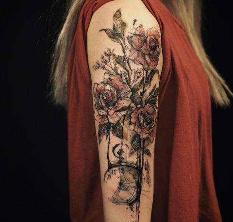 手臂和腿部上的各种时钟纹身图案