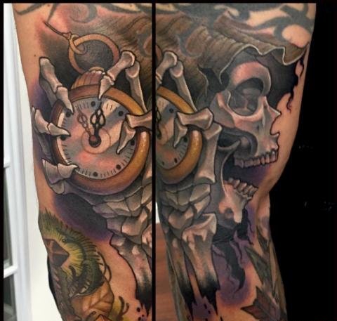 手臂和腿部上的各种时钟纹身图案