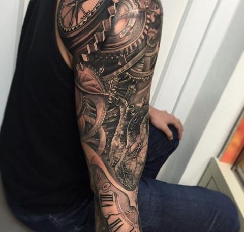 手臂和腿部上的各种时钟纹身图案