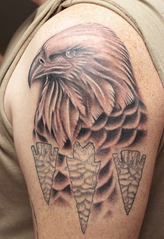 左手大臂上帅气的黑灰色鹰纹身图片