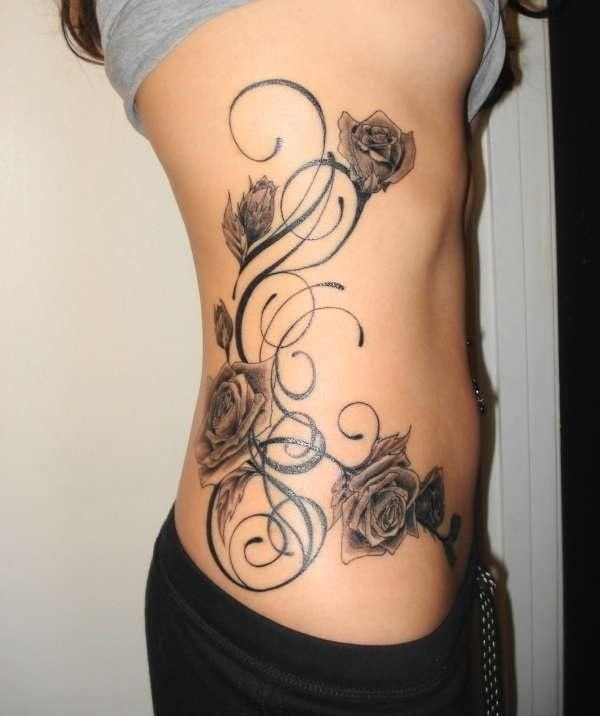 女性侧肋腰部上漂亮性感的玫瑰花纹身图案