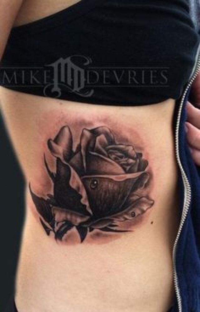 女性侧肋腰部上漂亮性感的玫瑰花纹身图案