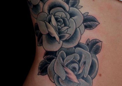 女性侧肋腰部上漂亮性感的玫瑰花纹身图案