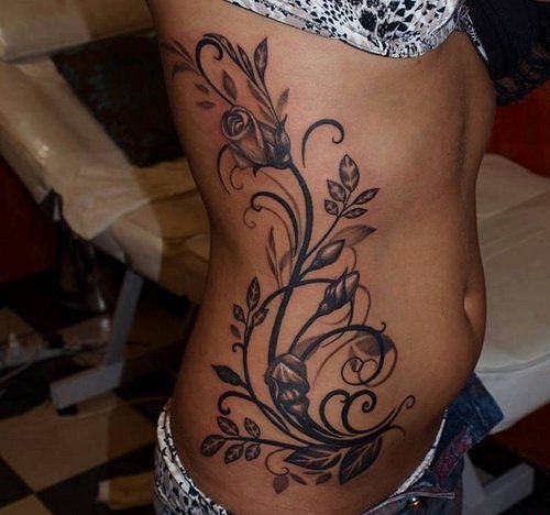 女性侧肋腰部上漂亮性感的玫瑰花纹身图案
