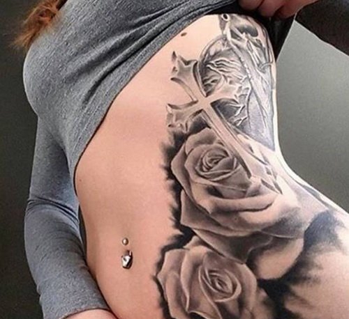 女性侧肋腰部上漂亮性感的玫瑰花纹身图案