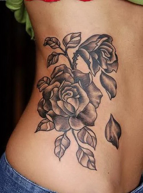 女性侧肋腰部上漂亮性感的玫瑰花纹身图案