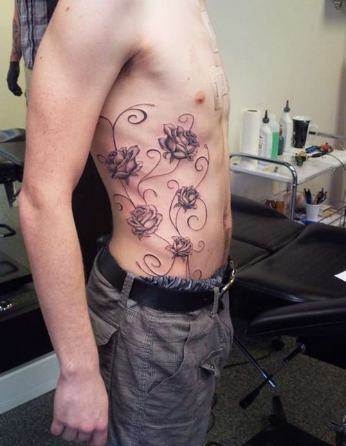 女性侧肋腰部上漂亮性感的玫瑰花纹身图案