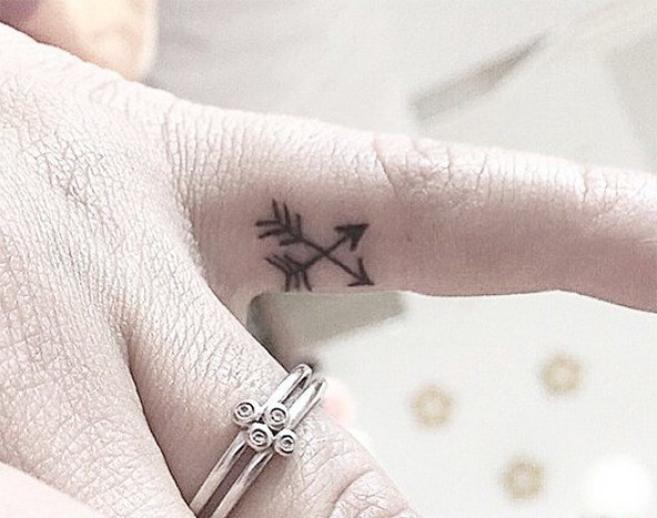 女性手指关节上的小清新微型纹身图案