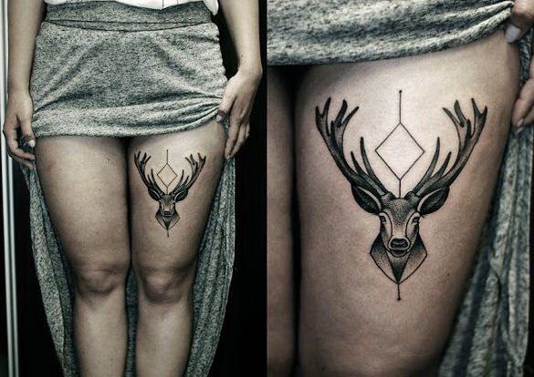 女性左大腿上性感的几何图形鹿头纹身图