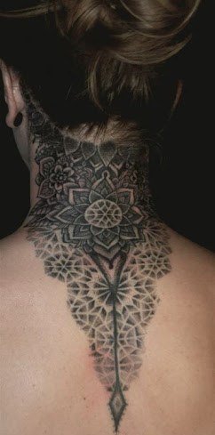 女性后颈部漂亮装饰纹身图案